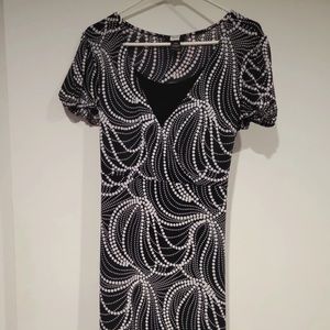 Black with white swirl designs short sleeve dress v neck tie back mid length L